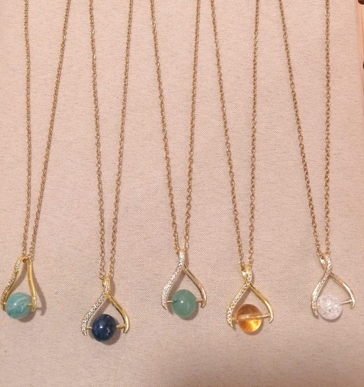 Pendentifs chaine doré pierres naturelles