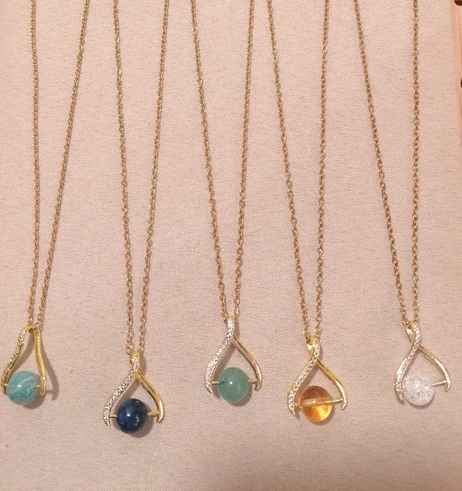 Pendentifs chaine doré pierres naturelles